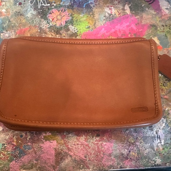 Coach Handbags - VINTAGE Coach Tan Leather Clutch 90’s